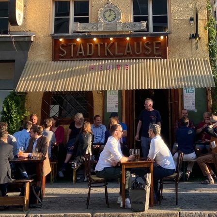 Der letzte Abend in der Stadtklause (Bild: rbb/Helena Daehler)