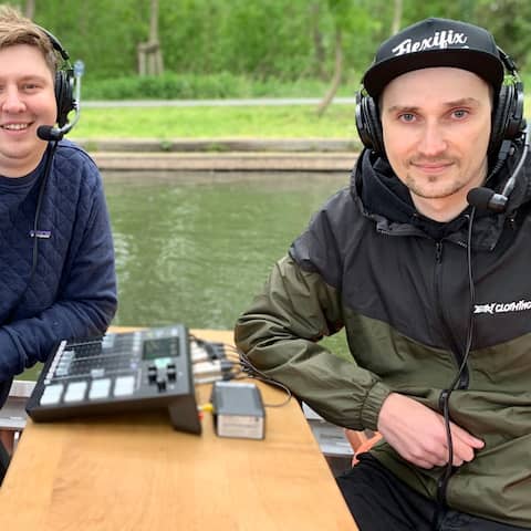 Frieder und Eric(links) vom Angelpodcast "Angebissen" sitzen in Lübbenau in einem Spreewald-Kahn und sprechen mit Marcel(rechts), auch bekannt als Sparkz Fishing(Quelle: rbb/F.Rößler)