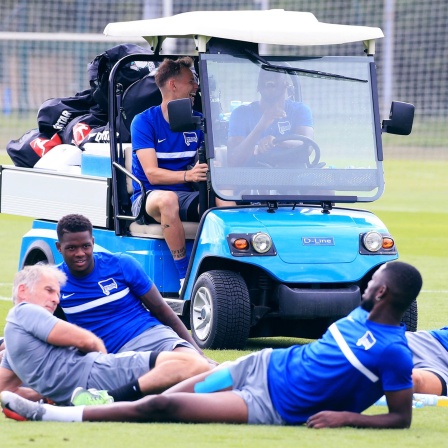 Hertha Spieler ruhen sich auf Trainingsplatz aus