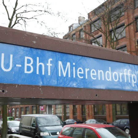 Die U-Bahnstation am Mierendorffplatz im Berliner Ortsteil Charlottenburg - benannt nach dem sozialdemokratischen Politiker und Wissenschaftler Carlo Mierendorff
      