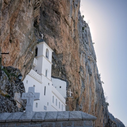 Im Felsmassiv fügt sich das Kloster Ostrog ein, eine orthodoxe Pilgerstätte in Montenegro.