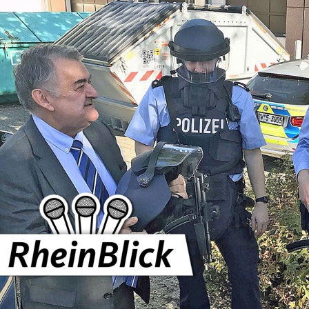 Herbert Reul mit Polizisten