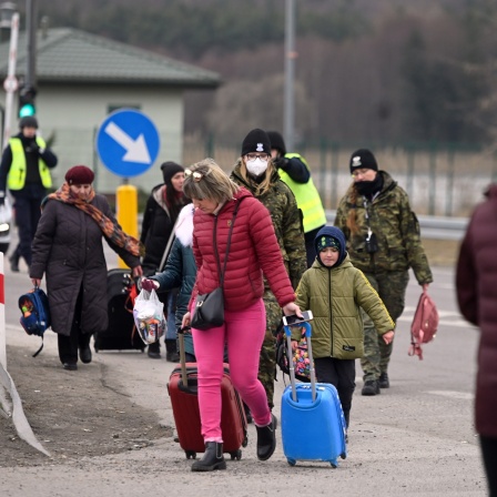 Ukrainische Flüchtlinge passieren am 2. März 2022 den Polnischen Grenzuebergang in Hrebenne im ukrainisch polnischen Grenzgebiet. 