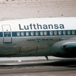 Die von vier Terroristen gekaperte Lufthansa-Boeing "Landshut" steht im Oktober 1977 auf dem Rollfeld des Flugplatzes in Dubai. 