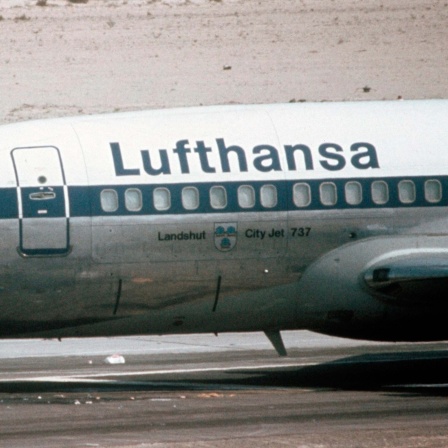 Die von vier Terroristen gekaperte Lufthansa-Boeing "Landshut" steht im Oktober 1977 auf dem Rollfeld des Flugplatzes in Dubai. 