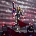 Sam Ryder (Großbritannien) läuft mit der Landesflagge über die Bühne in Turin.
