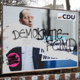 EIn Wahlplakat der CDU wurde mit Farbe beschmiert und zum Teil zerstört.