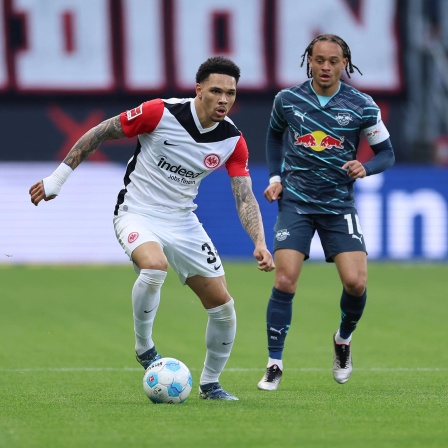 Frankfurts Nnamdi Collins und Leipzigs Xavi Simons kämpfen um den Ball 