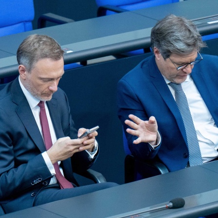 Archivbild; Christian Lindner und Robert Habeck sitzen auf der Regierungsbank und sehen auf ihre Smartphones (30.03.2023)