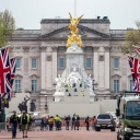 Die Straße "The Mall" vor dem Buckingham Palace ist für Passanten gesperrt und wird für die Krönung vorbereitet.