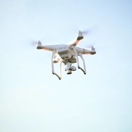 Fliegende Drohne mit Kamera.