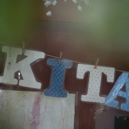Der Schriftzug "KITA" ist an einer Berliner Kindertagesstätte zu lesen. 