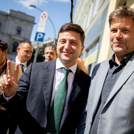 Robert Habeck (r), Bundesvorsitzender von Bündnis 90/Die Grünen, empfängt im Juni 2019 Wolodymyr Selenskyj, Präsident der Ukraine, bei seinem Antrittsbesuch in Deutschland vor der Parteizentrale der Grünen. 