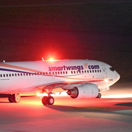  Ein Flugzeug landet auf dem Flughafen Leipzig/Halle. Mit der Maschine sind auch ehemalige Ortskräfte deutscher Institutionen aus Afghanistan in Leipzig gelandet. 