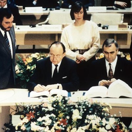 Bundesaußenminister Hans-Dietrich Genscher (l) und Bundesfinanzminster Theo Waigel (r) unterzeichnen am 7. Februar 1992 den Vertrag zur Wirtschafts- und Währungsunion der Europäischen Gemeinschaft in Maastricht (Niederlande).