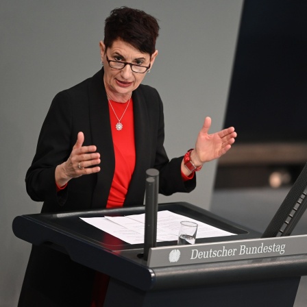 Simona Koß (SPD), Mitglied des Deutschen Bundestags, spricht im Plenum des Parlaments.