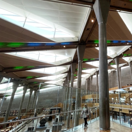 Innenraum mit modernem Dachgewölbe der Bibliotheca Alexandrina.