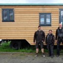 Tiny-House-Bauer, 4 Männer und 1 Frau, stehen vor einem fertigen Tiny House