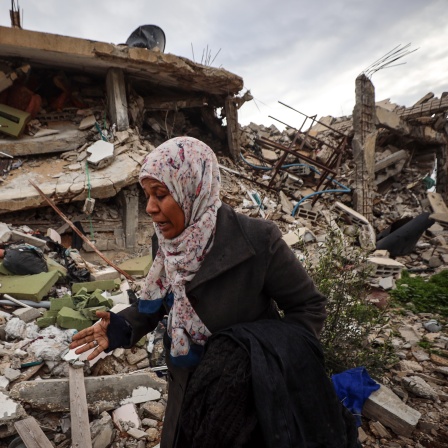 Eine Palästinenserin begutachtet die Schäden an ihrem Haus in Mughraqa im Zentrum des Gazastreifens