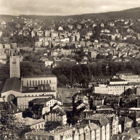 Landeshauptstadt Stuttgart in Baden Württemberg. Panorama mit Hauptbahnhof und Hauptpostamt im Jahr 1934.