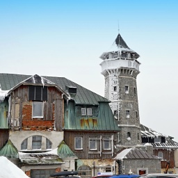 Winter Hotel mit Turm auf dem Klinovec (Keilberg) im Winter