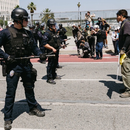 Demonstrierende und die Polizei am 8. Juni 2025 in Los Angeles