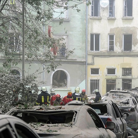 Zerstörte Häuser und Autos in der ukrainischen Stadt Lwiw