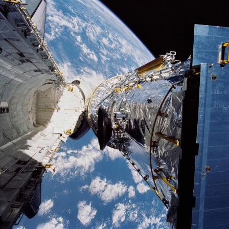Das Hubble-Weltraumteleskop, aufgenommen am 25. April 1990 von der Besatzung der Raumfähre STS-31 über dem Frachtraum des Shuttles Discovery in einer Höhe von 332 Seemeilen über der Erde.