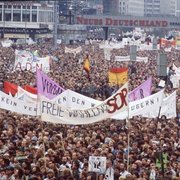 Demonstration fuer freie Wahlen auf dem Alexanderplatz in Ost-Berlin, am 04.11.1989 in Berlin (Bild: picture-alliance / Sven Simon)