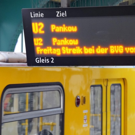 Über dem Bahnsteig auf dem Bahnhof Eberswalder Straße weist ein Display auf den bevorstehenden Streik bei der BVG am 02.02.2024 hin.