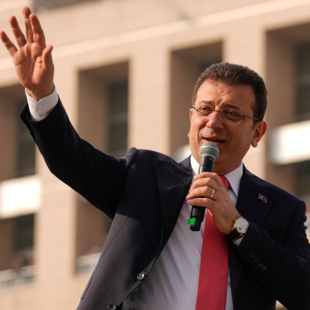 Istanbuls Bürgermeister Ekrem İmamoğlu spricht vor seiner Festnahme zu seinen Anhängern vor dem Istanbuler Gerichtsgebäude
