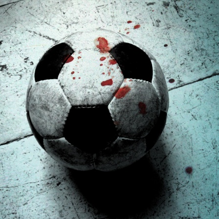 Ein Fußball mit einigen Blutspritzern. 