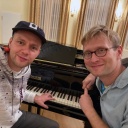 Tobias Kluge und Christian Friedel sitzen am Klavier