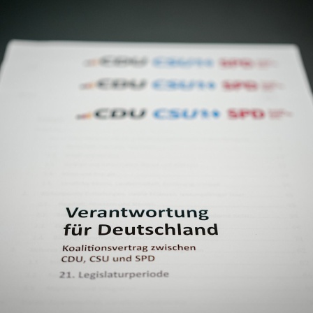  Der Koalitionsvertrag von CDU, CSU und SPD mit der Überschrift "Verantwortung für Deutschland"