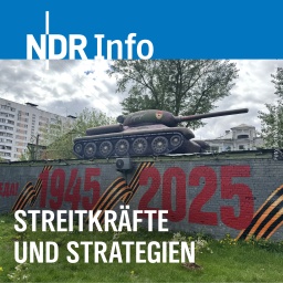 An einer Mauer, auf der zum Weltkriegsgedenken eine Panzer-Attrappe platziert wurde, steht zu lesen "80 (Jahre) Sieg 1945 2025". Die Moskauer Stadtverwaltung hat die Attrappe im Stadtbezirk Basmanny installiert - zum Gedenken an das Weltkriegsende vor 80 Jahren.