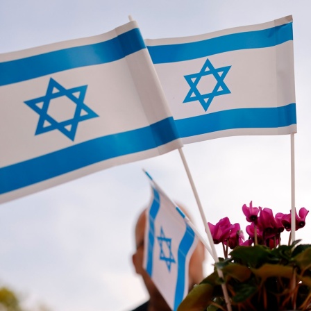 Zwei Israelflaggen im Wind.