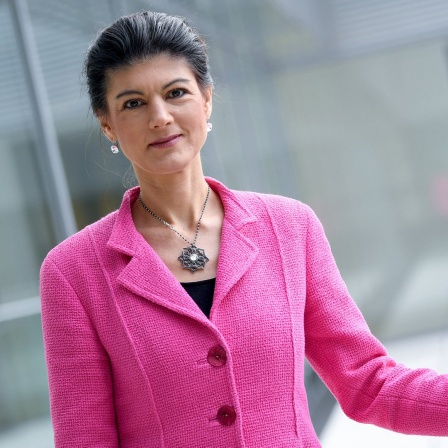 Sahra Wagenknecht steht im Bundestag in Berlin an einer Brüstung.