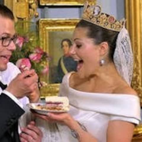 Kronprinzessin Viktoria und Prinz Daniel essen gemeinsam von ihrer Hochzeitstorte.