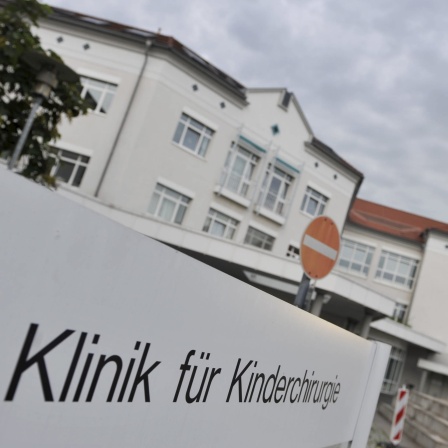 Schild mit Aufschrift &#034;Klinik für Kinderchirurgie&#034;: Drei Babys sterben in der Mainzer Uniklinik. Die Ursache sind verkeimte Infusionen, die auch weitere Säuglinge erhalten haben. Es ist der 23. August 2010.