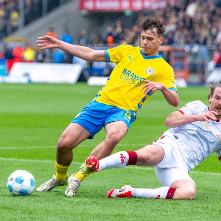Braunschweigs Max Marie wird von Lauterns Jannis Heuer abgegrätscht