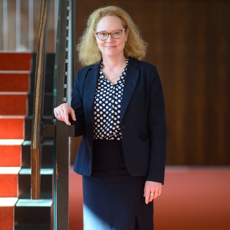 Frauke Roth, Intendantin der Dresdner Philharmonie, steht nach der Jahrespressekonferenz zur Konzertsaison 2025/2026 im Kulturpalast.