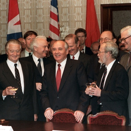 Gruppenbild der beteiligten Außenminister nach der Unterzeichnung des 2+4-Vertrags 1990