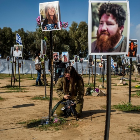 Überlebende und Angehörige der Opfer kehren auf das Gelände des elektronischen Musikfestivals Supernova, dem Ort des brutalen Terrorangriffs der Hamas vom 7. Oktober 2023, zurück. (Foto vom 22.04.2024)