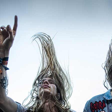Drei headbangende Heavy-Metal-Fans beim Copenhell-Festival 2019 in Kopenhagen.