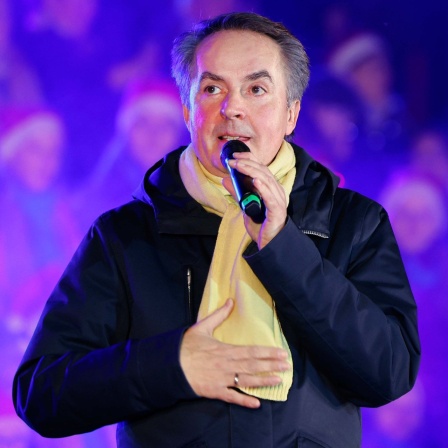 Chorleiter Michael Kokott bei dem Mitsing-Konzert "Loss mer Weihnachtsleeder singe" im RheinEnergieStadion in Köln.