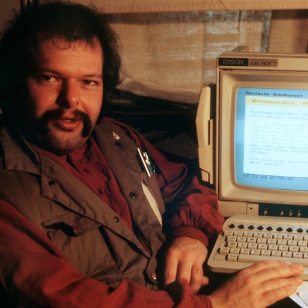 Computer-Aktivist Wau Holland 1984 vor einem PC.