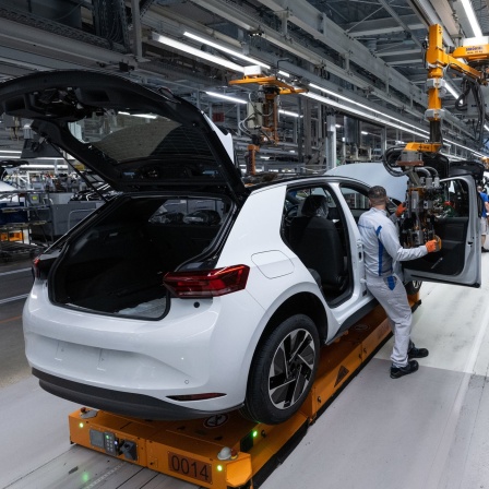 24.05.2023, Sachsen, Zwickau: Ein Modell der neuen Generation des ID.3 wird im Werk von Volkswagen in Zwickau montiert.