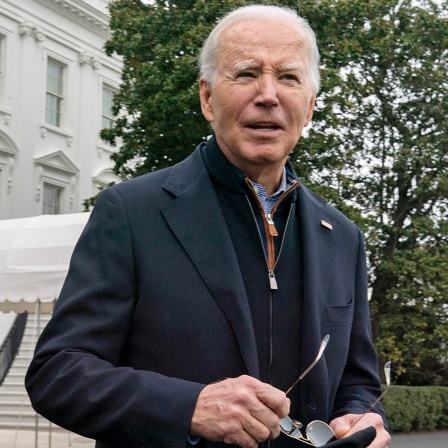 Der Präsident der USA, Joe Biden, spricht mit Journalisten, während er das Weiße Haus verlässt.