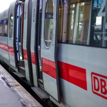 Ein ICE-Zug steht mit geöffneten Türen am Gleis