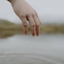 Hände von denen Wasser tropft